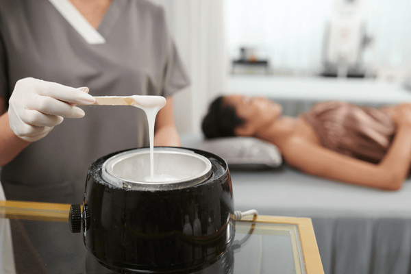 Ghidul începătorului: cum folosești corect un încălzitor de ceară la salon?